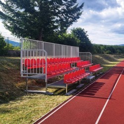 Trybuny stałe z siedziskami...