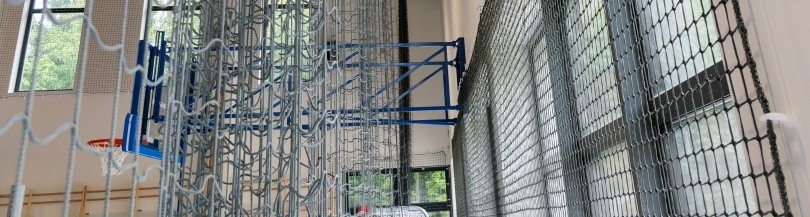 Siatki i konstrukcje mocujące siatki na halę, materace ochronne i bandy