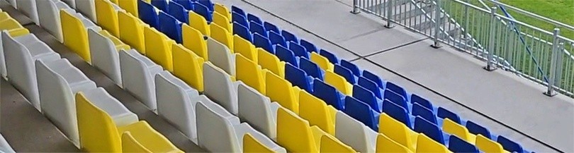 Siedziska jednoczęściowe montowane na widowniach zewnętrznych