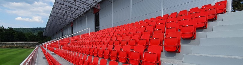 Siedziska składane montowane na widowniach zewnętrznych