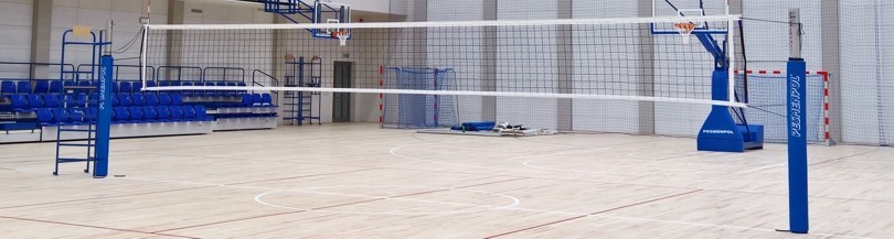 Słupki do siatkówki aluminiowe i stalowe, szyny ścienne z regulacją wysokości siatki
