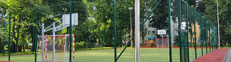 Konstrukcje do mocowania siatek ochronnych na boiskach zewnętrznych